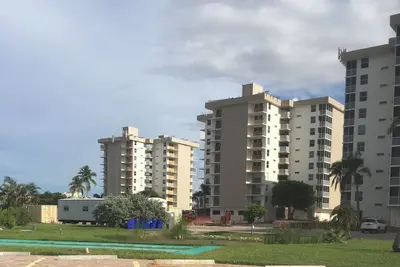 Image de Walk To The Beach From Bonita Beach & Tennis Club\nCommunity Pool\nTennis Courts