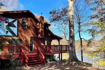 Image de Secluded lakeside retreat with lake view and hot tub. Close to Mammoth Cave.