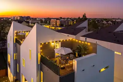 Image de 4-Story Luxury Retreat | Rooftop + Skyline Views