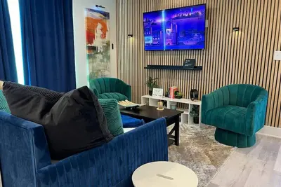 Image de Downtown View | Free Parking | Sleeps 6