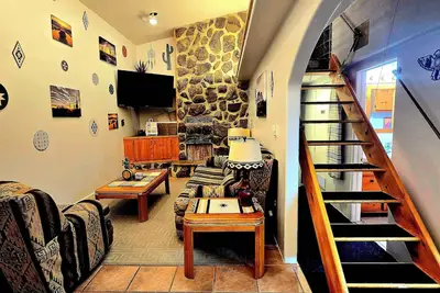 Image de Welcome to our desert-themed two-level home with 2 bedrooms and 2 bathrooms!