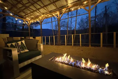 Image de Charming wooded creekside cabin with peaceful mountain views in Cosby, Tn