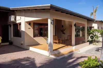 Image de Casa Bariga Geel - 3-bedroom house in brilliant Oranjestadthat sleeps 6