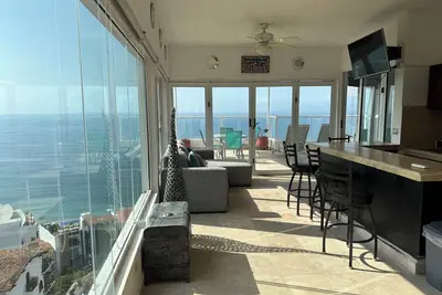 Image de 1 Bedroom Penthouse w/ Spectacular Panoramic Views on the edge of Zona Romantica