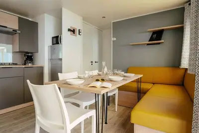 Image de Mobil-home | Premium | 3 Ch. | 6 pers. | Terrasse surélevée | A/C | Tv