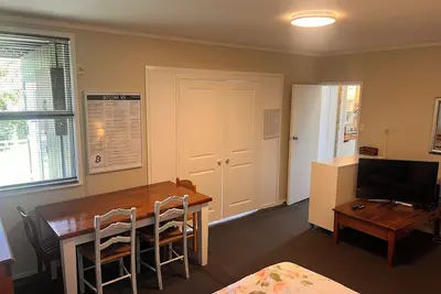 Image de Relaxing Getaway, Close to Hospital & Amenities - Rabbit Cuddles Included!