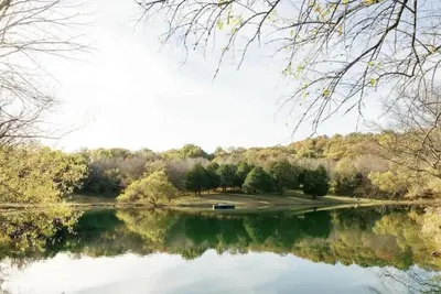 Image de 50 Acre Lux Cabin w Private Lake Pool Sauna