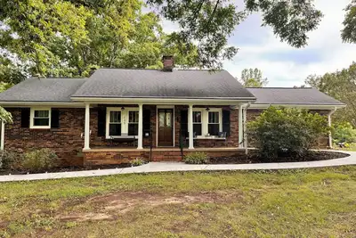 Image de No Cleaning Fee Century farmhouse on Lake Keowee near Clemson