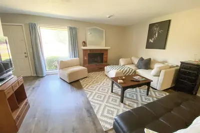 Image de Charming 3-bedroom townhome in Edmond. Entire unit. Easy Check-out Instructions