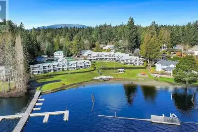 Image de Beautiful lakefront condo and beach on charming Shawnigan Lake, Bc Canada