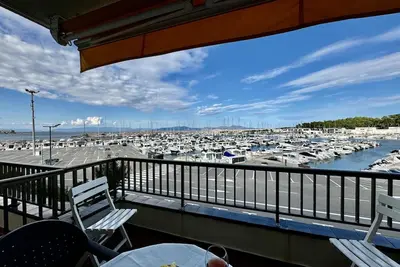Image de Sentez la brise marine depuis votre balcon avec vue sur le port.
