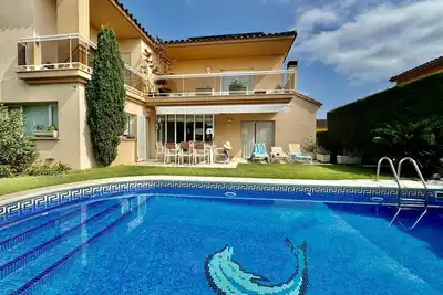 Image de Maison de rêve avec piscine et jardin pour toute la famille.