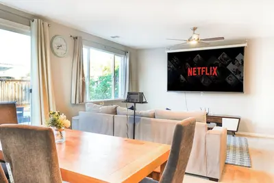 Image de New! Spacious House w/Bbq, theater, nice Newark with Ac, Bbq, close to techs