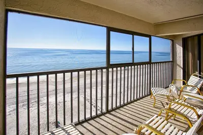 Image de Beachfront Escape in Madeira Beach: Heated Pool, Hot Tub, Sunset Views & Walkable to Dining & Fun!