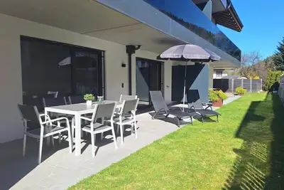 Image de Oasis de bien-être moderne avec sauna privé