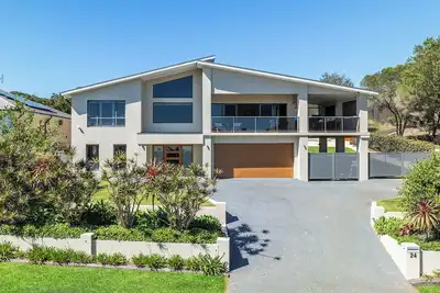 Image de Luxurious Home with Heated Pool & Marina View