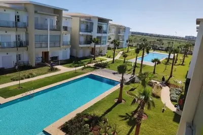 Image de Feet in the Water Beach & Swimming Pool