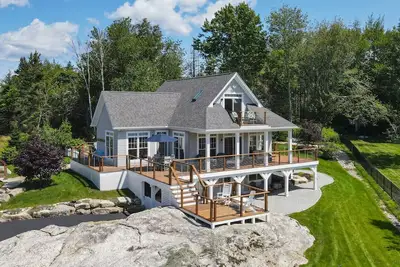 Image de Stunning home overlooking the water!
