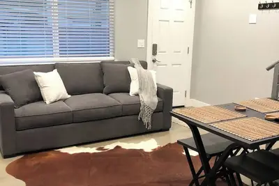 Image de Midtown Charm: Loft, Private Parking, Perfect Spot