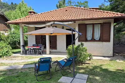 Villa individuelle, fraîche, ensoleillée et calme avec grand jardin