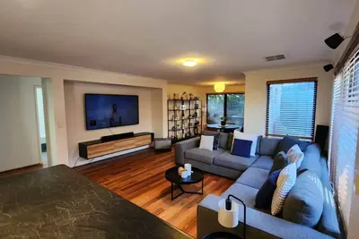 Image de Stylish & Spacious 3 Bed 2 Bath Home in Doubleview. Perfect for Family & Groups!