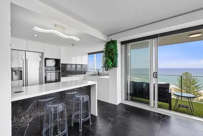 Image de High Floor Ocean Front Apartment On Burleigh Beach