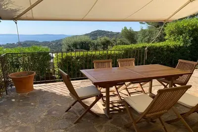 Image de Bormes Gaou Bénat « Villa Helvire » 3* – terrasse pleine vue mer & jardin