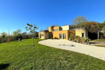 Image de Maison d'architecte avec piscine chauffée & vue 5**** sur village tous commerces