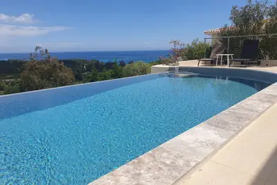 Image de Villa avec vue imprenable sur la mer et la montagne