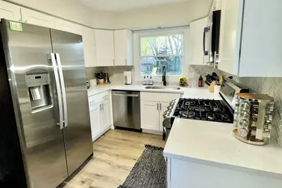 Image de South Bend Seclusion. Renovated 3, 000 Sf 5-bed\/3bath, Quiet, Upscale Subdivision