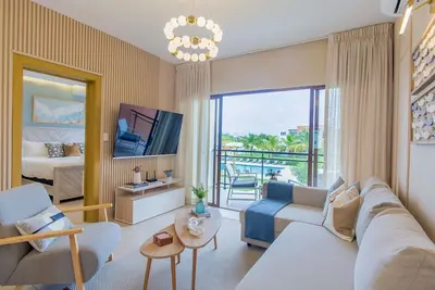 Luxury with Pool View, Close to the Beach