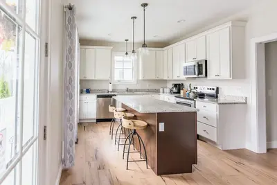 Image de Charming Cottage Getaway, just Steps to the Warm Springs Pools!