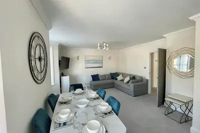 Image de Exquisite apartment, stone throw from the beach. Sleeps 8, with parking