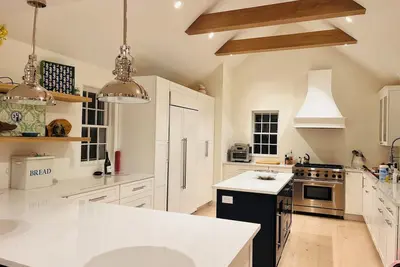 Image de Newly Renovated 4-bedroom in town Home with access to pool &fitness club.