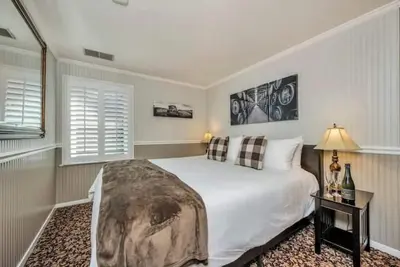 Image de Charming Wine Country Inn, Whole House Rental w/Private Suites, Walk to Wineries
