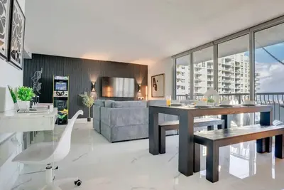 Image de The Noir Suite 3br 2bth Glam RoomPS5 Pool Gym