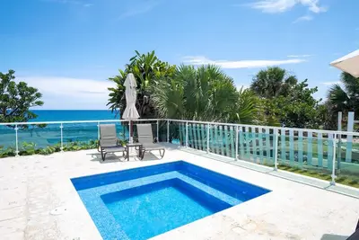 Image de 3-Bed Condo Steps from the Sand