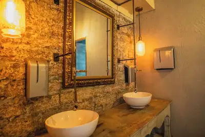 Image de Villa Pool/Jacuzzi 5-bedroom house with Ac and WiFi in lovely Medellín provenza