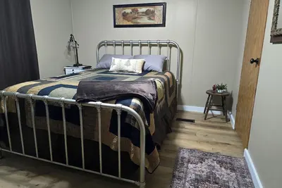 Image de 3 Miles to Rend Lake. 2 bedroom mobile home - unique cabin like feel. Sleeps 5.