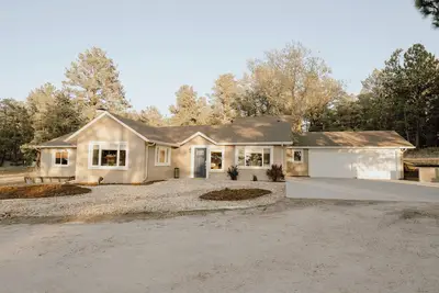 Image de Tranquil Forest Retreat: Designer 4-Bedroom Ranch with Hot Tub & Firepit