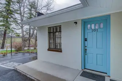 Image de Historic Blue Ridge Tourist Court - The Whole Tourist Court