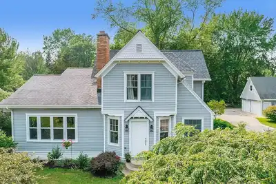 Image de Charming 4-bedroom cottage in South Haven -- 2 miles from beach and downtown.
