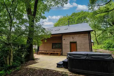 Image de Errwood; woodland lodge for 14 with 2 hot tubs in the Staffordshire Moorlands