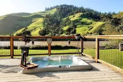 Image de Russian River Home- Stunning riverfront views, spa, bikes, kayaks, private dock