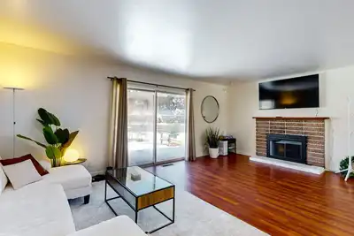 Image de Beautiful home with private hot tub, fenced in yard, & fireplace - dog friendly