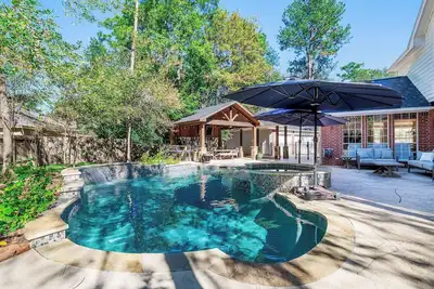Image de Luxury home with private pool.