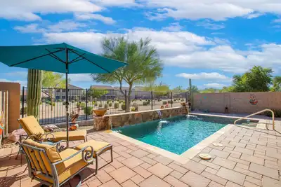 Image de Beautiful Backyard Oasis with Private Pool in Stunning Golf Course Neighborhood