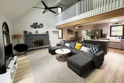 Image de Spacious 3 floor \/ 5 bedrooms House, near Big Bass Lake. Pet-friendly