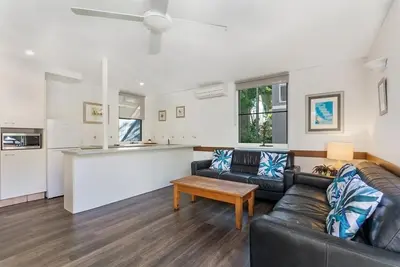 Image de Budget Beach House - Charm with Vintage Furnishings