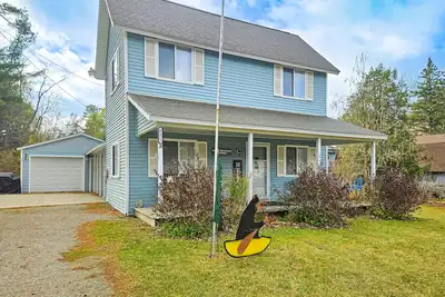 Image de Charming in Town Home w/ Backyard Patio, Fire Pit, just steps from Indian River!